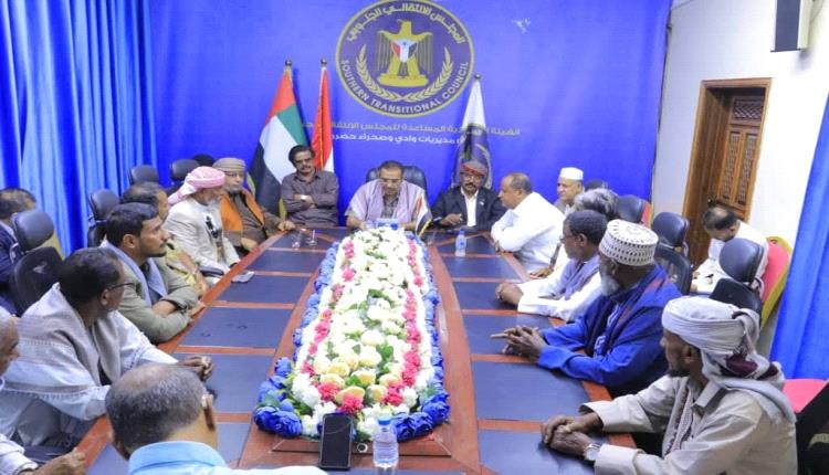 انتقالي وادي وصحراء حضرموت يناقش مع مجلس المستشارين عددًا من القضايا الأمنية والمجتمعية