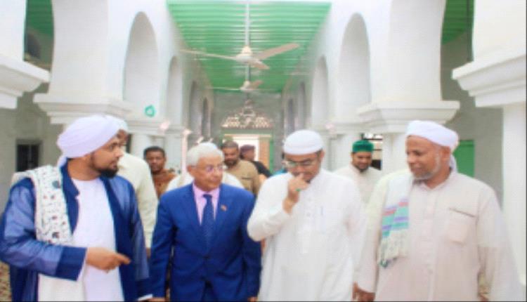 فريق التوجيه والرقابة الرئاسي يطّلع على الدور العلمي لرباط المصطفى ويزور الجامع الكبير بمدينة الشحر