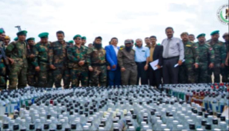 قوات الحزام الأمني تتلف نحو 2795 قارورة وعلبة من الخمور المهربة بعدن