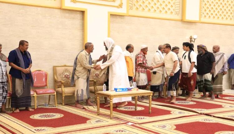 قائد المنطقة العسكرية الثانية يتقبّل التعازي بوفاة والدته في المكلا