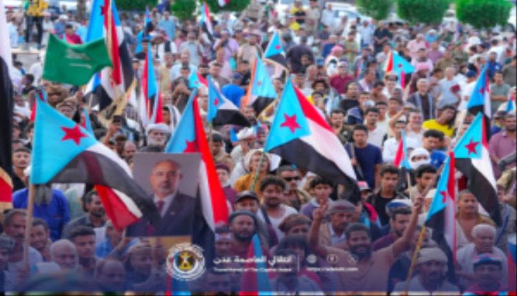 حشود من أبين وشبوة وعدن تعزز زخم اعتصام خور مكسر في يومه الثاني عشر