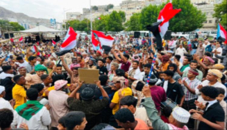 أبناء الحامي والديس الشرقية يشاركون جماهيرياً في الاعتصام المفتوح بالمكلا