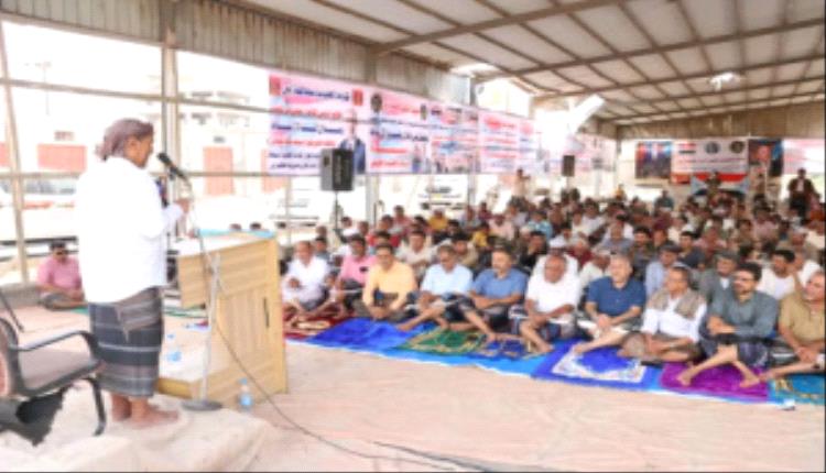 أبناء أبين يؤدون صلاة "جمعة الثبات والتمكين" في ساحة الاعتصام بزنجبار