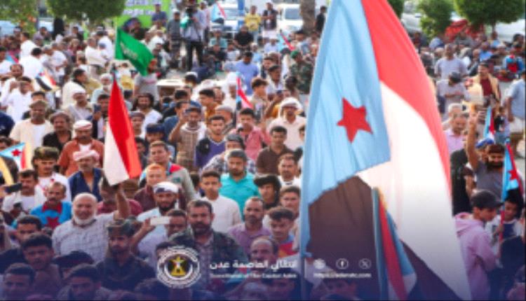 ساحة اعتصام خور مكسر تستقبل حشودًا جماهيرية من الأزارق والضالع والمنصورة