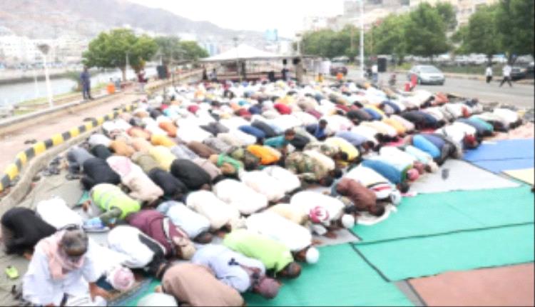 بدعوة من انتقالي حضرموت.. جموع من المصلين يؤدون صلاة الجمعة في ساحة الاعتصام بالمكلا