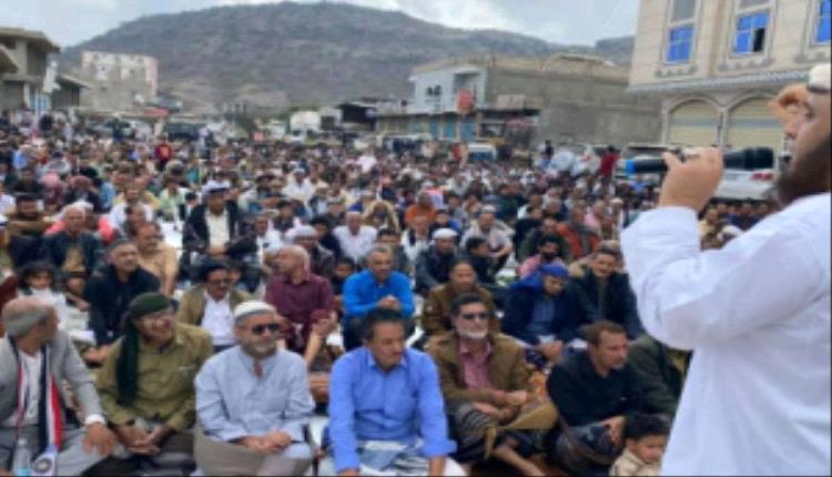 أبناء الضالع يؤدون صلاة الجمعة في ساحة الاعتصام المفتوح تحت شعار "الثبات والتمكين"