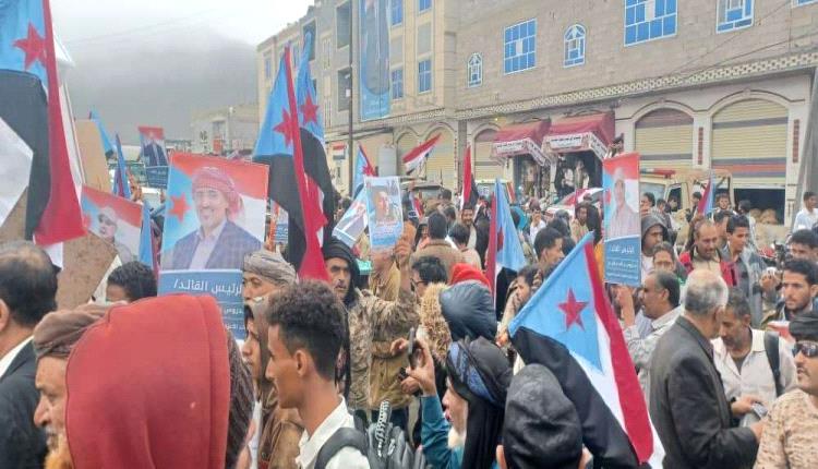 الضالع: حشود جماهيرية كبيرة تصل مخيم الاعتصام لدعم استعادة دولة الجنوب العربي