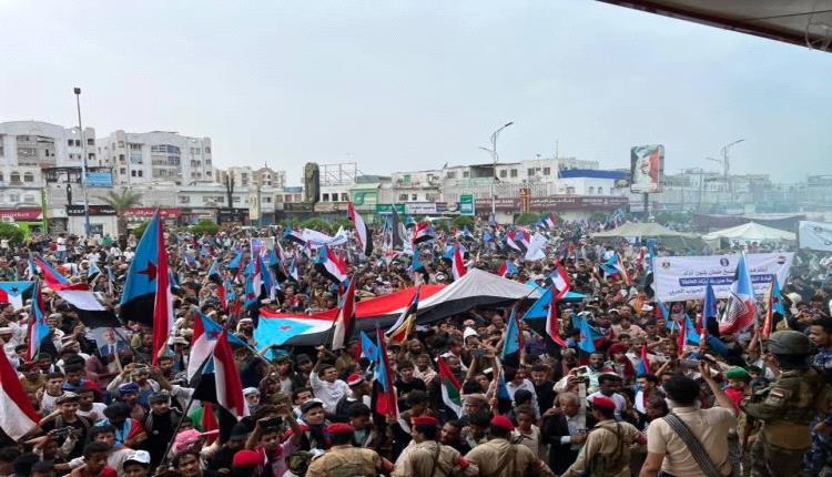 استجابة لدعوة رئيس انتقالي لحج حشود جماهيرية غفيرة من أبناء رباعية ردفان تزحف إلى ساحة العروض بعدن لمطالبة الرئيس القائد عيدروس الزبيدي بإعلان دولة الجنوب العربي،