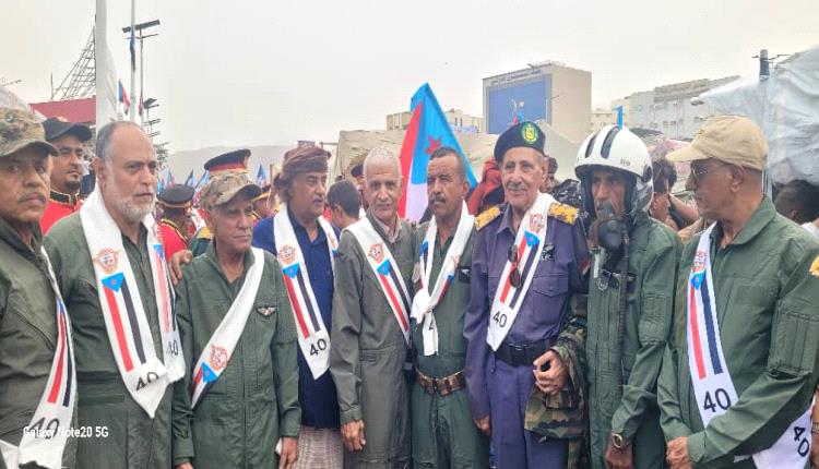 الطيارون الجنوبيون اليوم يشكّلون لوحة رمزية في ساحة الحرية والكرامة والشهداء بالعاصمة الجنوبية عدن.