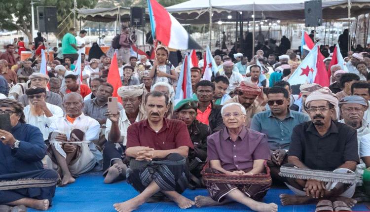 محاضرة توعوية في مخيم الاعتصام بالمكلا تؤكد ترسيخ الهوية الوطنية الجنوبية