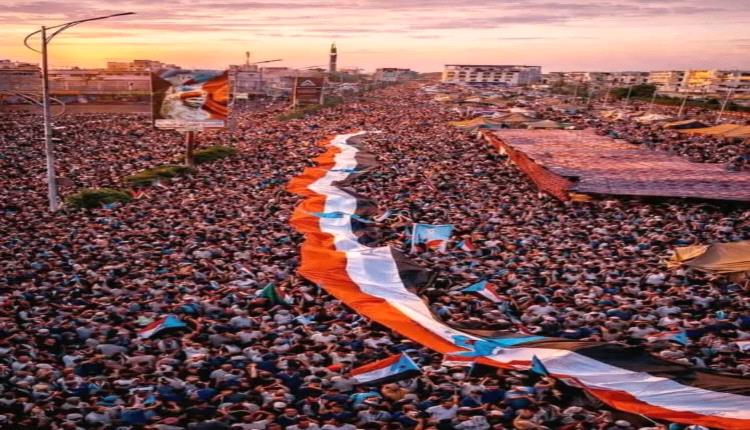 ساحة العروض بالعاصمة عدن تشهد أكبر حشدٍ جماهيريٍّ للمطالبة بإعلان دولة الجنوب العربي