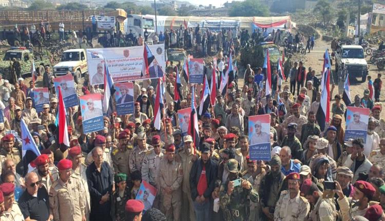 توافد واسع لمنتسبي القوات المسلحة والأمن في مخيم الاعتصام بالضالع دعمًا للمسار الجنوبي