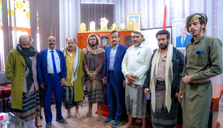 المحافظ بن الوزير يستقبل عددًا من المغرر بهم ويؤكد: العفو العام فرصة لطيّ صفحة الصراعات وتجريم أي مساس بأمن شبوة واستقرارها.