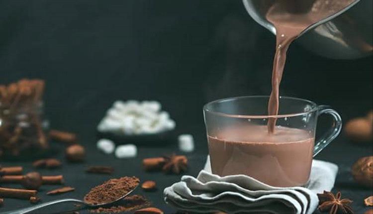 الكاكاو الغني بالفلافانول يحمي الأوعية الدموية أثناء الجلوس الطويل