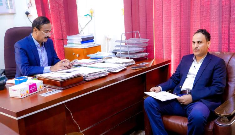 المحافظ بن الوزير يناقش مع مؤسسة الطرق والجسور بشبوة تسريع تنفيذ جسر جلعة وتأهيل الطرق الحيوية