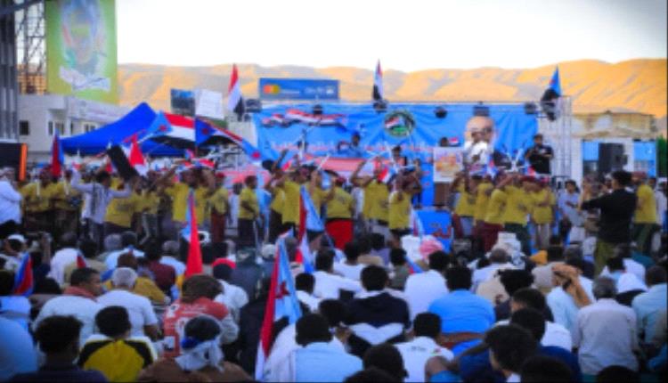 مقادمة وأعضاء فرقة أبو سراجين الشعبية بغيل باوزير ينضمون لساحة الاعتصام بالمكلا