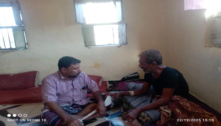 مدير صندوق النظافة بأحور يزور الإعلامي عبدالله الطحر للاطمئنان على صحته