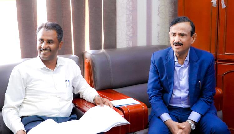 المحافظ بن الوزير يطّلع على الدراسات النهائية لمشروع توسعة وتأهيل الشارع الرئيس بمدينة عزّان