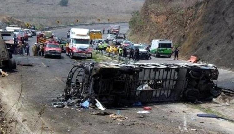 إندونيسيا: مصرع 15 وإصابة 19 بانقلاب حافلة في جاوة الوسطى