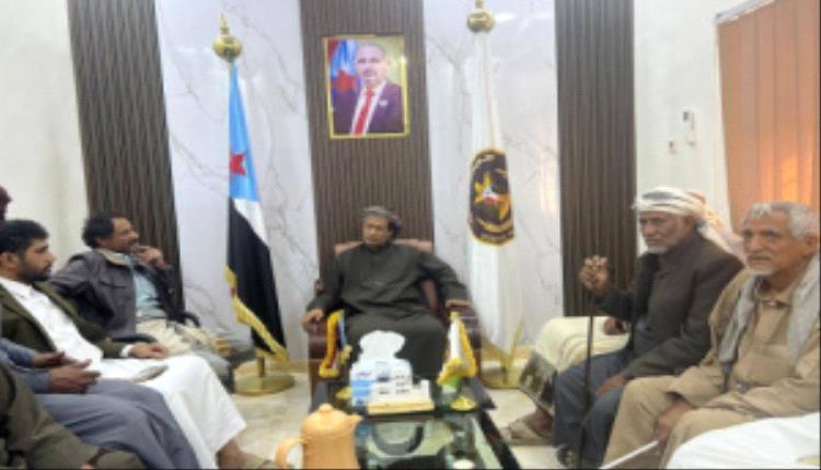 رئيس انتقالي المهرة يبحث مع مشايخ ووجهاء مديرية حات سبل تحسين الأوضاع العامة