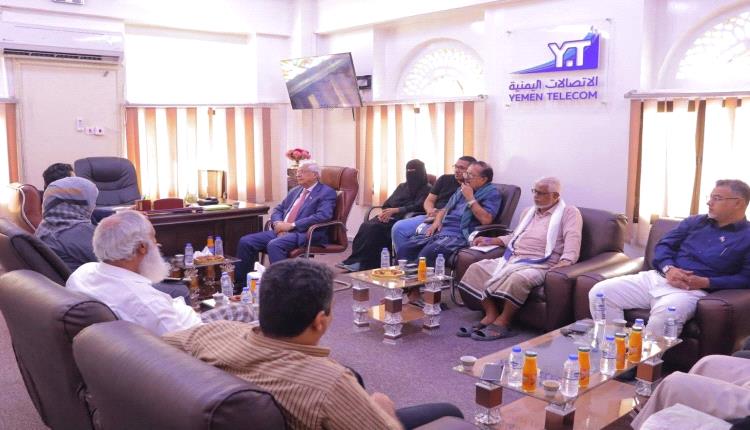 فريق التوجيه الرئاسي يلتقي مدير مؤسسة الاتصالات بساحل حضرموت لتعزيز الخدمات