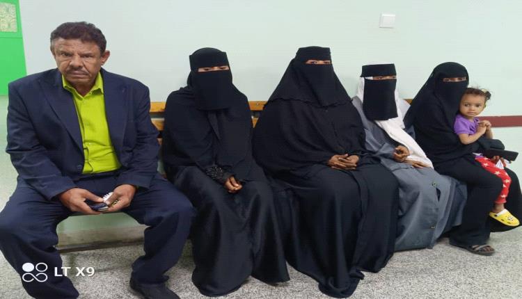 رئيس تنفيذية انتقالي خنفر يطمئن على صحة المشاركات في حشد عدن ويأمن علاجهم