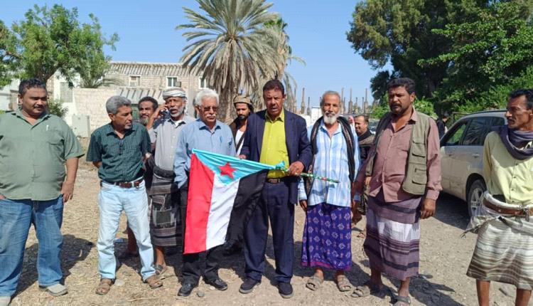 انتقالي خنفر يدشّن رفع العلم الجنوبي في عددٍ من المؤسسات الحكومية