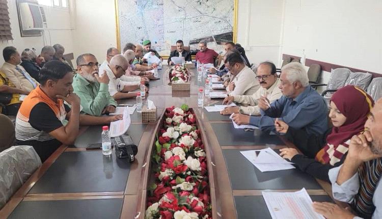 خلال ترأسه إجتماعاً للمكتب التنفيذي بالمديرية ..مدير عام المنصورة يناقش أداء مكتب الأشغال العامة للفترة الماضية ويكرم لجنة مجلس الأباء