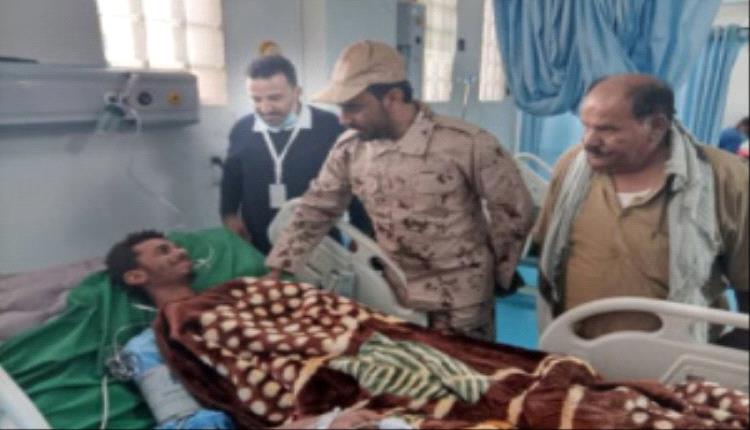 قائد أركان قوات دفاع شبوة يزور جرحى القوات الجنوبية في مستشفى بن زايد بعتق