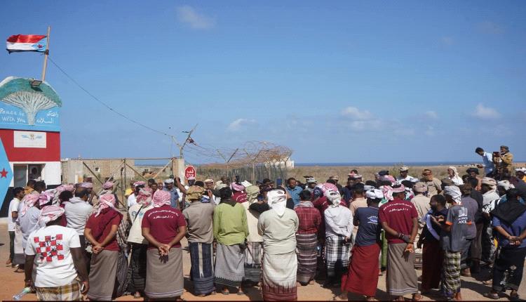 أبناء سقطرى يحتجون أمام المطار الدولي رفضاً للحصار الجوي والمطالبة بعودة الرحلات