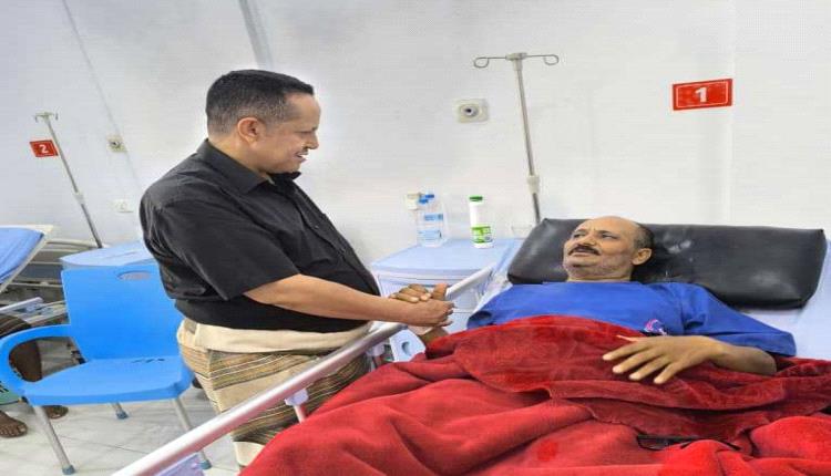 رئيس تنفيذية انتقالي لحج يزور الجريح عبد السلام ناصر في مستشفى عدن الخيري