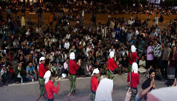 ساحة الاعتصام بخور مكسر تحتضن أمسية فنية وثقافية حاشدة