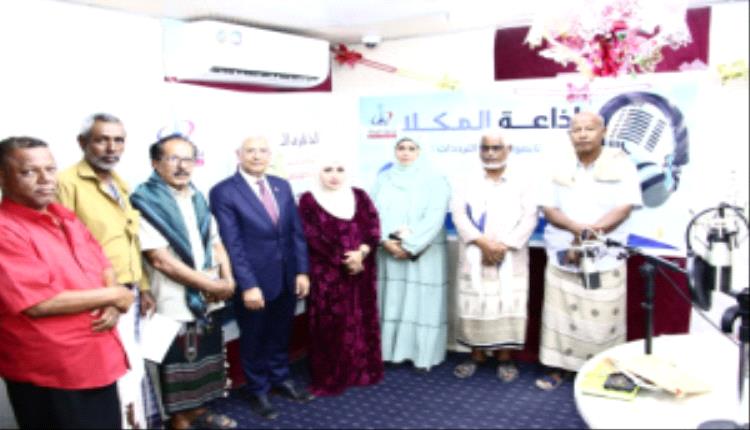 فريق التوجيه والرقابة الرئاسي يزور إذاعة المكلا ويطلع على سير عملها