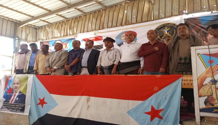 قيادة مكتب التربية بخنفر تشكل حضورًا فاعلًا بانضمامها لجموع المعتصمين في ساحة الاعتصام بزنجبار