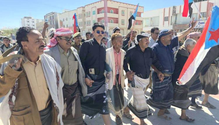 مخيم الاعتصام بمدينة عتق يشهد توافدًا شعبيًا ورسميًا دعماً لإعلان دولة الجنوب العربي