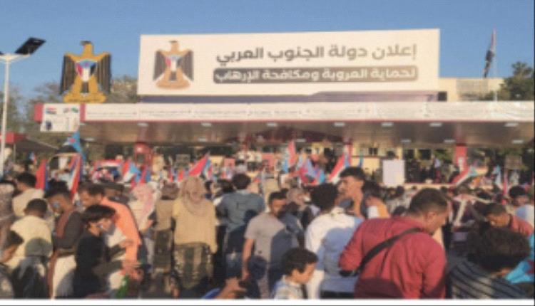 ساحة الاعتصام المفتوح بعدن تستقبل حشودًا جماهيرية من مديريتي صبر والشيخ عثمان