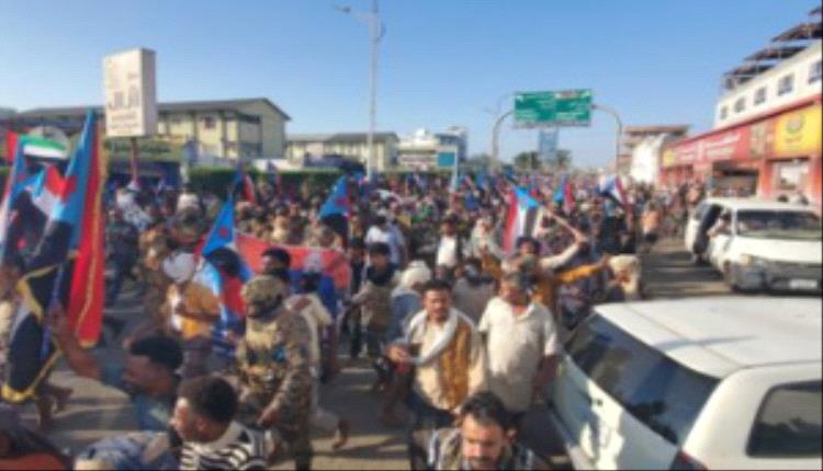 حشود من قبائل باكازم تتجمع في ساحة العروض وتطالب بإعلان دولة الجنوب