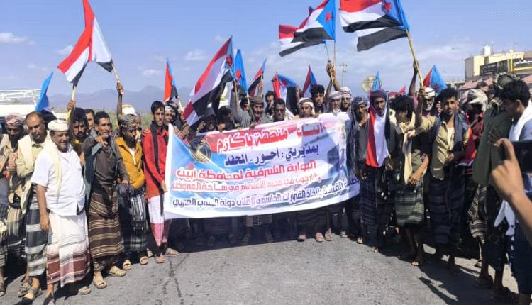 انطلاق موكب جماهيري حاشد لأبناء قبائل باكازم من أبين إلى عدن دعمًا للمجلس الانتقالي الجنوبي