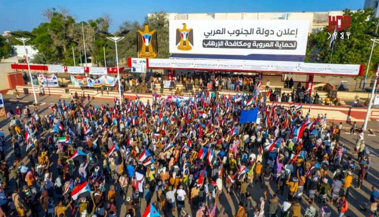 وفود جماهيرية من أبين والمحافظات الجنوبية تصل ساحة الاعتصام المفتوح في عدن