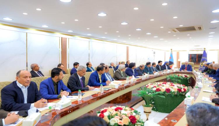 القيادة التنفيذية العُليا تناقش الجهود المبذولة لتأمين الخدمات للمواطنين ومراقبة أسعار الصرف