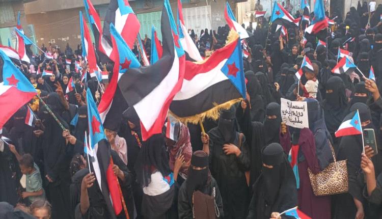 استجابة لدعوة انتقالي لحج: احتشاد نسوي كبير لحرائر الحوطة يطالب بإعلان دولة الجنوب العربي