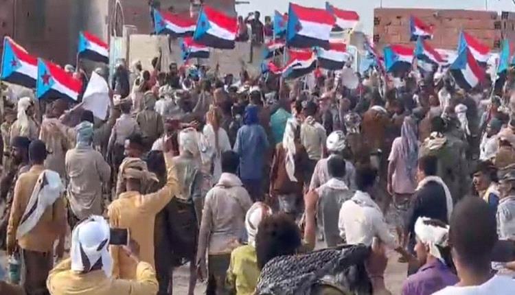 استجابة لدعوة انتقالي لحج  احتشاد جماهيري ومسيرة شعبية بمديرية المضاربة ورأس العارة  تطالب بإعلان دولة الجنوب العربي