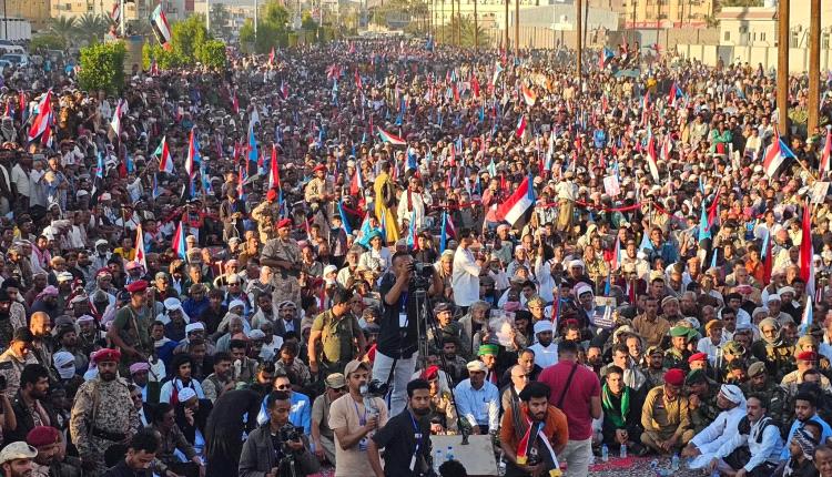 سيئون تشهد حشودًا مليونية دعمًا للقوات الجنوبية والنخبة الحضرمية ومطالبة بإعلان دولة الجنوب العربي