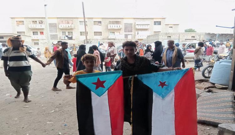 اعتصام أبين المفتوح وطفولة مشاركة بوجوه يحدوها الأمل بغدٍ مشرق