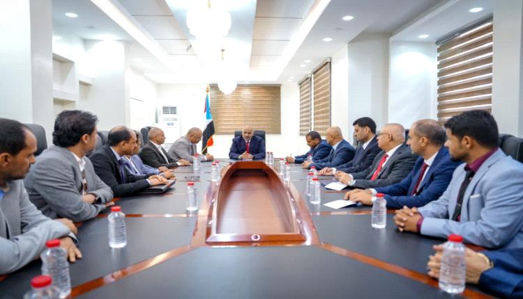 الرئيس القائد عيدروس الزُبيدي يتفقد جاهزية وزارة الاتصالات وتقنية المعلومات ويؤكد أهمية تطوير القطاع