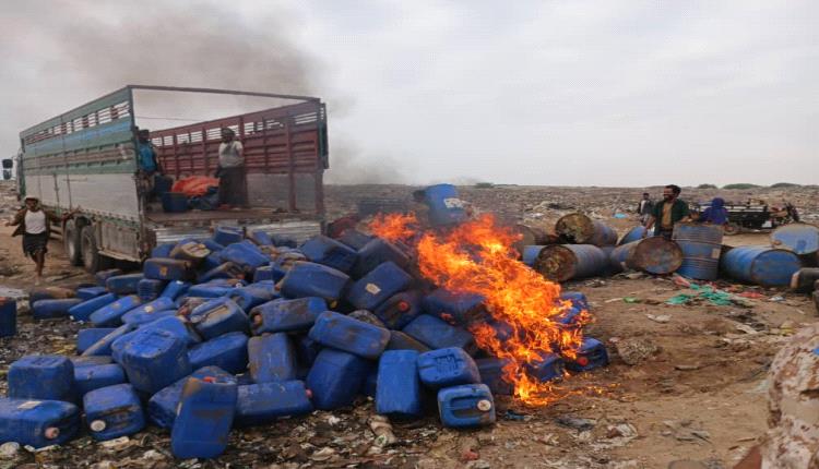 إتلاف ( 10 ) أطنان من المواد الكيميائية والزراعية منتهية الصلاحية في مديرية المنصورة بعدن