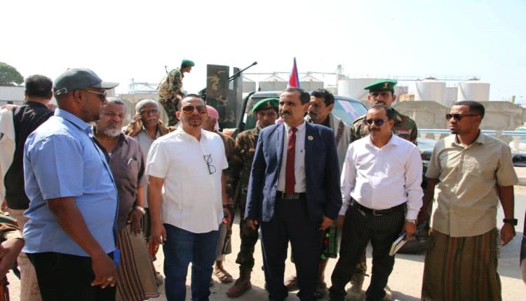 باتيس يتفقد أضرار الضربة الجوية السعودية على ميناء المكلا ويستنكر تأثيرها على الأحياء السكنية