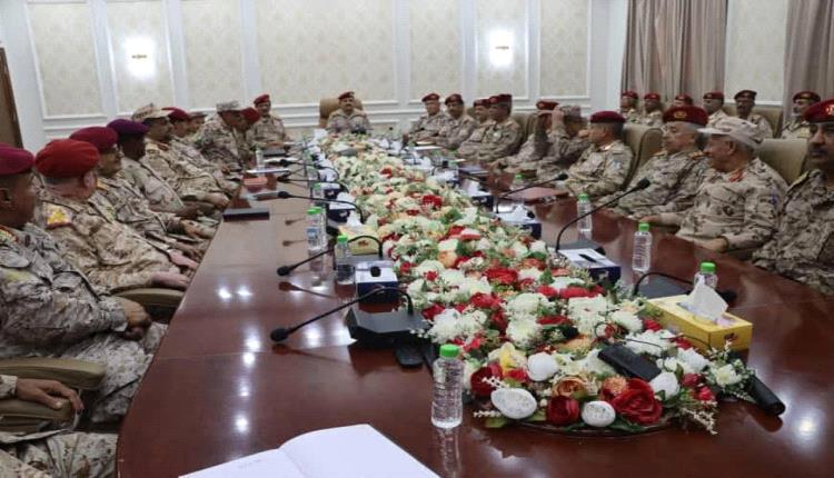 لمناقشة مستجدات الوضع الأمني والعسكري في محافظتي حضرموت والمهرة..
وزير الدفاع يترأس اجتماعًا موسعًا بقيادات الوزارة والهيئات والدوائر