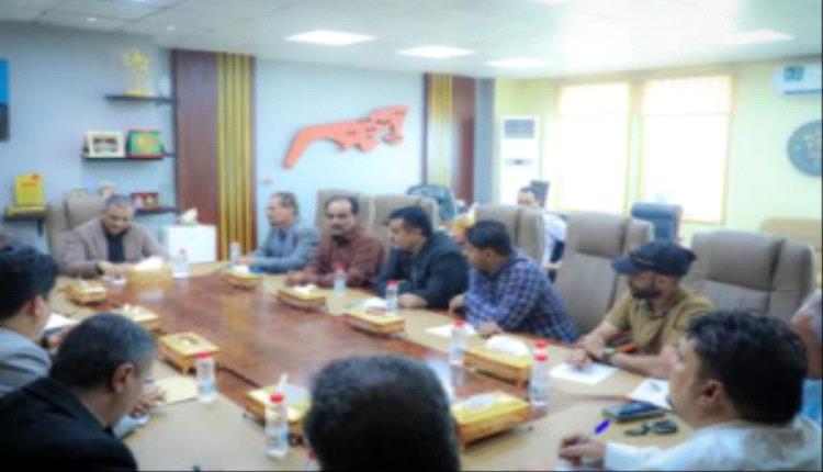 محافظ العاصمة عدن يوجه بتكثيف العمل الميداني لتعزيز الرقابة وضبط الأسعار