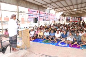 أبناء أبين يؤدون صلاة 